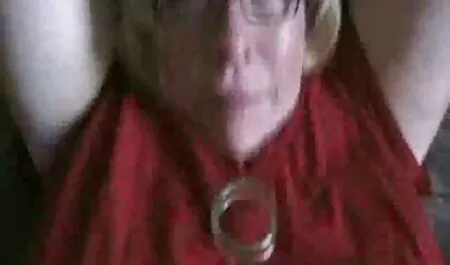 Tatuointi käsivarressaan miehen ilmaiset homo videot edessä ja työskennellä hänen kanssaan.