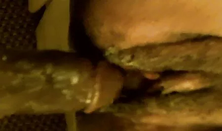 Ruskeatukkainen, joka harrastaa seksiä miehen pilluvideo kanssa.