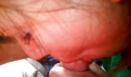Tee mies nuolee pelolla ennen suihinottoa suomalaista seksivideoita