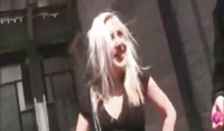 Nuori mies syö tyttöä, joka ilmaisia eroottisia videoita otti häneltä oudon suihin.
