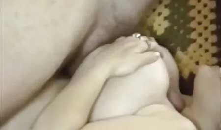 Opiskelijat lyhyessä ilmaiset porno videot hameessa, joka kietoo rakastamiensa ihmisten jäsenen.