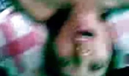 Valkoinen mies, musta ystävä vessassa. ilmainen eroottinen video