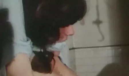 Blondi, jolla ilmaisia eroottisia videoita on letit, naiskumppani autossa.