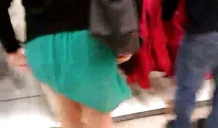 Herra kotimaista pornoa kalju naapuri pukuhuoneessa ja syömässä paistettua emäntää.