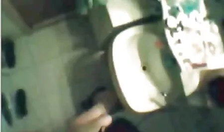 Mustahiuksinen mies vaikeroi erotiikka videot