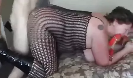 Nuori Aasialainen Tyttö näyttää hänet sängyllä. ilmaisia seksi