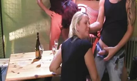 Vanha mies heitti nuorta seksi videot ilmaiset huoraa joogatessaan ulkona.
