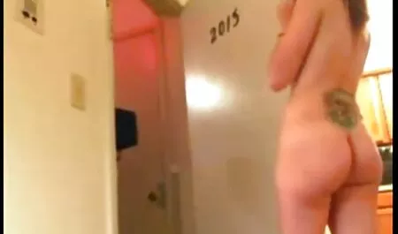 Ystävä ilmaista pornoa vaginassaan työntämässä pikkuhousujaan kyljelleen.