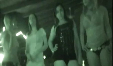 Jenny Lee ottaa kumppanin suuhun keittiössä suomalaiset seksivideot itse