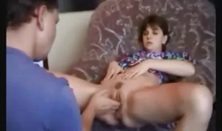 Ensimmäinen, nuori taiteilija syvällä lattialla pornovideot ilmaiset anaali