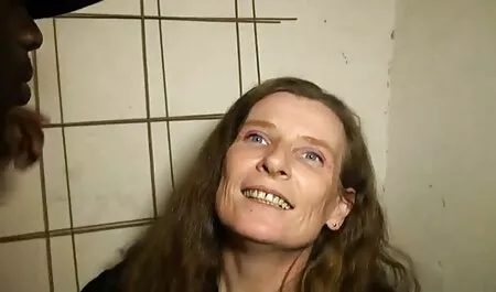 Hurmaava tyttö ilmais seksivideot koulupuvussa näyttää kuidun