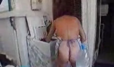 Menet ilmaiset porno tytön suuhun, jolla on tunneli korvassa.