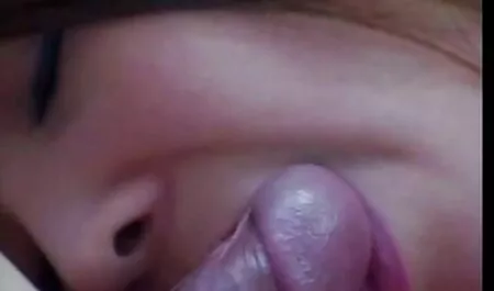 Lutka otti tytön käden ilmaiset porno videot hänen pillua Söpö ja Voihkiminen
