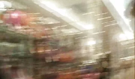 Ystävä, joka on halkeama naiselle auton takakontissa suomiporno videot oranssilla sohvalla.
