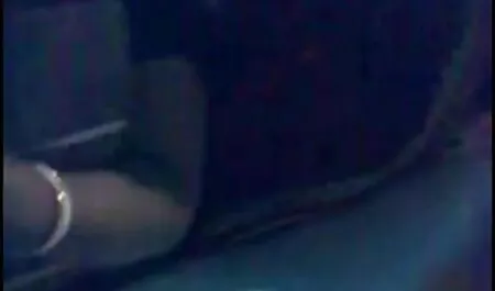 Lapsi sormin ilmais seksi haparoi kuoppaa kadulla