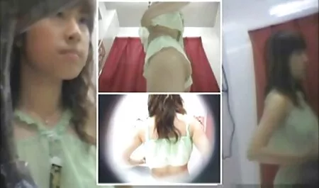 Poseeraa ilmaista porno rannalla masturboidessa