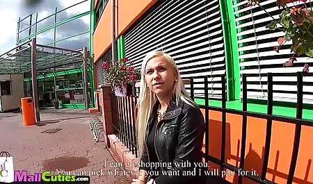 Saatuaan suihin hänen äitinsä, mies, alkaa nuori tyttö keittiössä xxx ilmaista