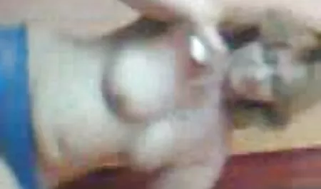 Nuori tyttö alusvaatteissa pornovideot ilmaiset portaissa.