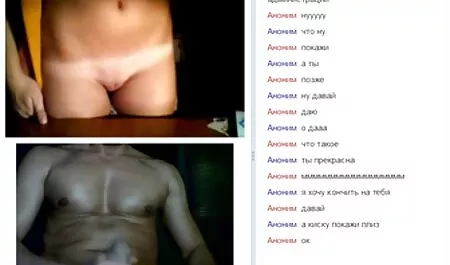 Mies loiskuttaa sohvalla nuorta tyttöä ilmaiset porno seksillä.