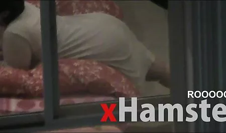 Tyttö menee isän ilmaisetporno juopottelun näyttelijäkaartin mukaan.