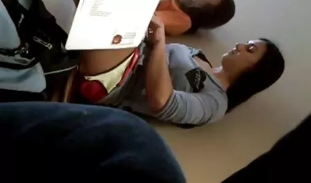 Hän haluaa tietää, miten saavuttaa orgasmin hieronnan aikana ja ilmaiset pornovideot on osoittanut hänelle Aasialainen.