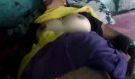 Lesbo Kokenut luoda momma asiakas aikana hieronta ilmais sexiä