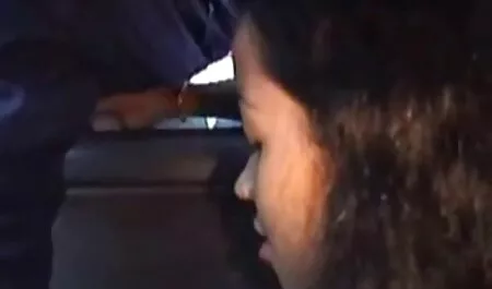 Blondi näyttää, miten ilmaiset homo videot masturboida.