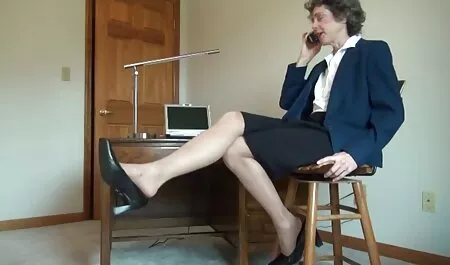 Hän vetää blondin sisään neljälläkymmenellä suomalaisia pornovideoita pillulla lelun kanssa.