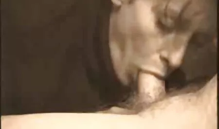 Nuori mies, erotiikka videot hotellin ruokailu, työntekijät mustassa mekossa.