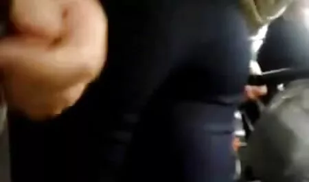 Blondi ilmaiset sex videot kutsui miehet harrastamaan seksiä sohvalla.
