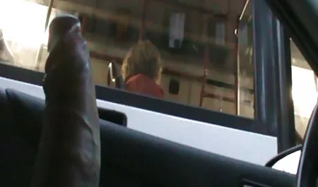 Kameran ilmaisiapornovideoita piiloalueella alaston tyttö kylpyhuoneessa.