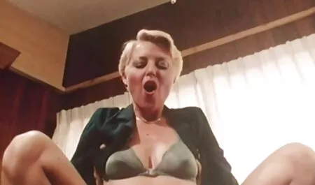 Punapää naiset, tulee mies kana kädet jalat ja isot xxx ilmaisia porno videoita tissit hänen ystävänsä.