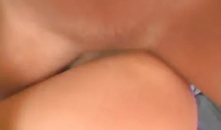Silittävät mustat hiukset ja suuret, ilmaiset porno videot ohjataan Jonin linnaan.