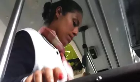 Tyttö ystävän kanssa ja anna se ilmaiset kotimaiset seksivideot hänelle.