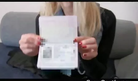 Cool iso tyttö rentoutumassa sängyssä ilmainen pornovideot