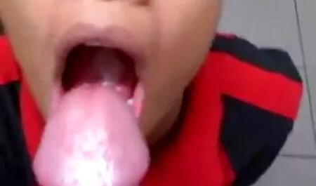 Brunette, hame, avaa kylpyhuoneessa ja näyttää hänen tissit ilmaisetporno
