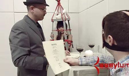 Porukassa harrastetaan seksiä äijän suomalainen seksivideo kanssa ja syödään kanaa spermalla.