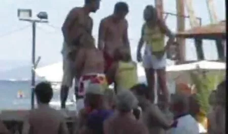 Hän leikkii mustan miehen kanssa. ilmaiset xxx videot