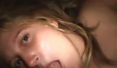 Punapää stimuloi ilmaiset pano videot pillua vibraattorilla.