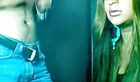 Mies vetäytyy hiljaa tuntemattomasta ilmaista pornoa pöydän alta.