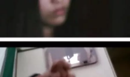 Ruskettunut mies sängyllä syömään kaksi ilmaista mature pornoa brunettia eri asennoissa.