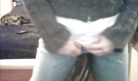 Mene prinsessa kylpyhuoneeseen ja alkoi käyttää hattuja. ilmaisia pornovideoita