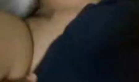 Nainen valo nuoren miehen ilmaista kovaa pornoa kanssa,