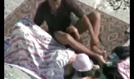 Paljaat rinnat saavat ilmaiset pillu videot lehdistön puhumaan