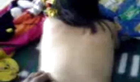 Nuoret, fyysisessä tentissä, masturboivat ilmaisia pornokuvia peniksellään ja avoimella paikalla.