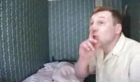 Tyttö ilmaista video pornoa käyttää Sukupuoli kone ja perse masturboida.