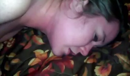 Miehet ilmaisia pornovideoita makasivat sängyssä ja vaginassa.