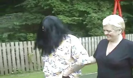 Tytöt vanhaa pillua filmit vaatteet vaatteiden muuttaminen rannalla pukuhuone